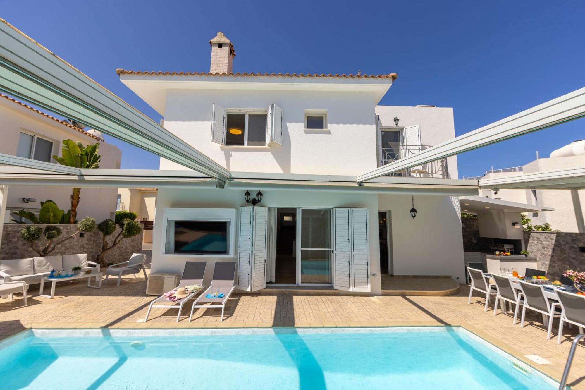 Accomoteleia Crystal Lagoon Villa